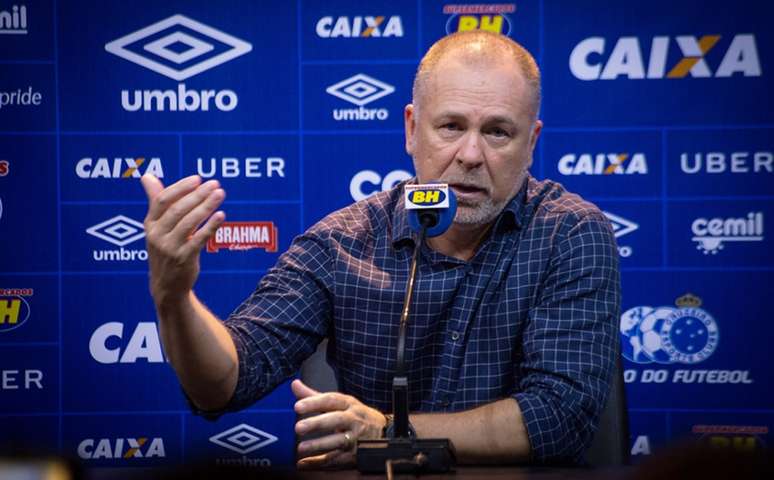 Mano Menezes comemora vitória em cima do Atlético-PR (Bruno Haddad / Cruzeiro)