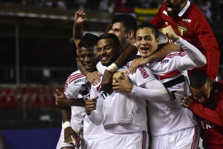 Jogadores do São Paulo em comemoração por gol no Corinthians (Foto: Eduardo Carmim/Photo Premium)