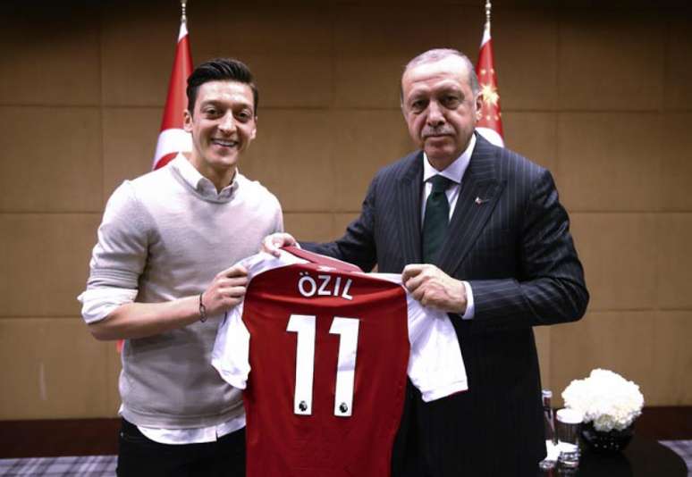 Özil posa com presidente da Turquia (Foto: Hayhan Ozer / AFP)