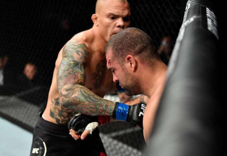 Shogun viu sua série de três vitórias seguidas ser interrompida diante de Anthony Smith (Foto: Getty Images/UFC)