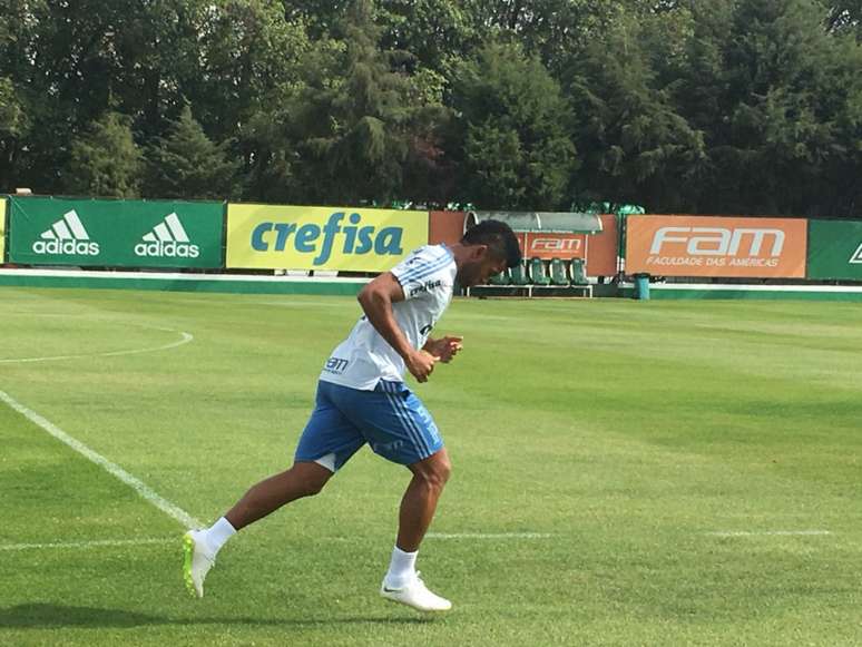 Borja fez exercícios no gramado da Academia de Futebol - FOTO: Fellipe Lucena