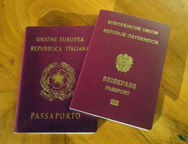 Imagem mostra os passaportes italiano e austríaco lado a lado