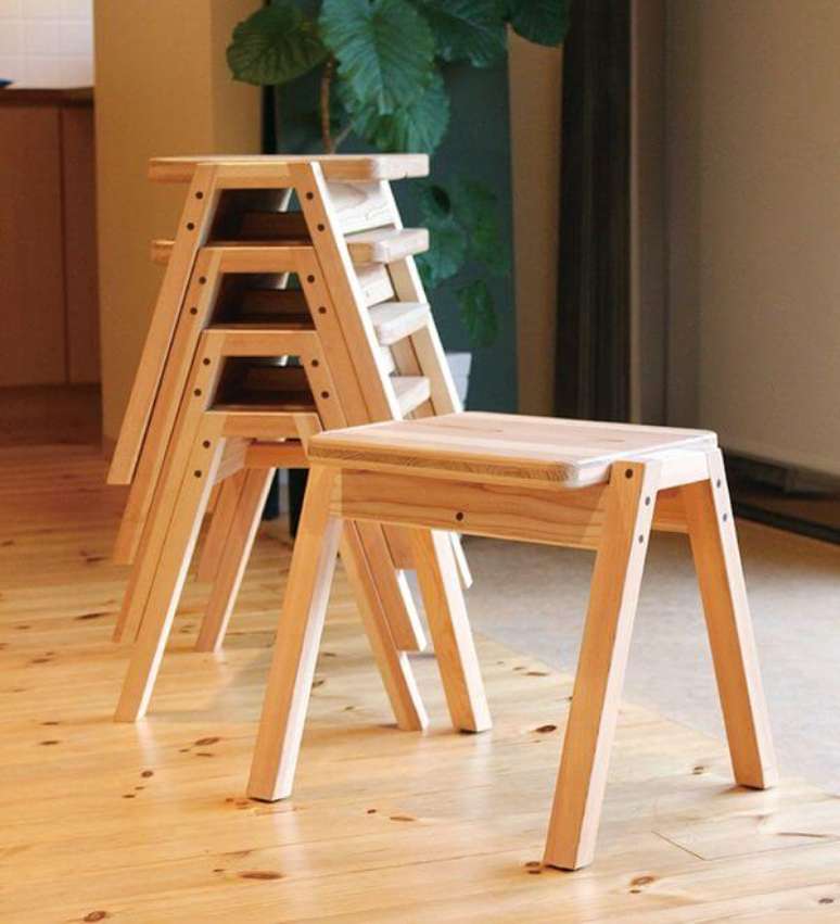 5. Para quem j&aacute; tem alguma habilidade, banquinhos podem ser uma boa ideia de artesanato em madeira