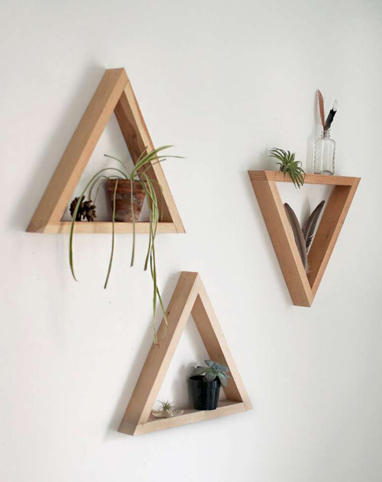 13. Mesmo sendo simples, os nichos triangulares de artesanato em madeira dão um up na decoração