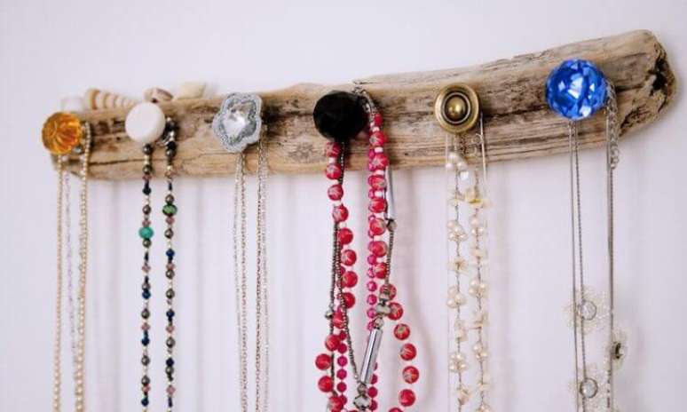 3. Uma pe&ccedil;a de artesanato em madeira como esse porta-j&oacute;ias n&atilde;o vai precisar de tantos materiais para ser feito