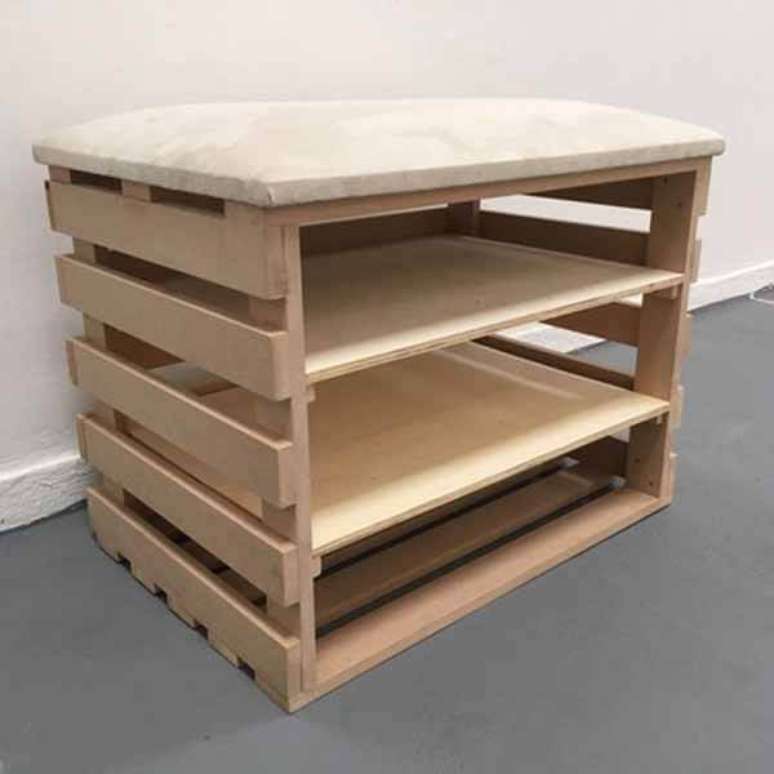 42. Artesanato em madeira com caixa de frutas com banqueta e sapateira