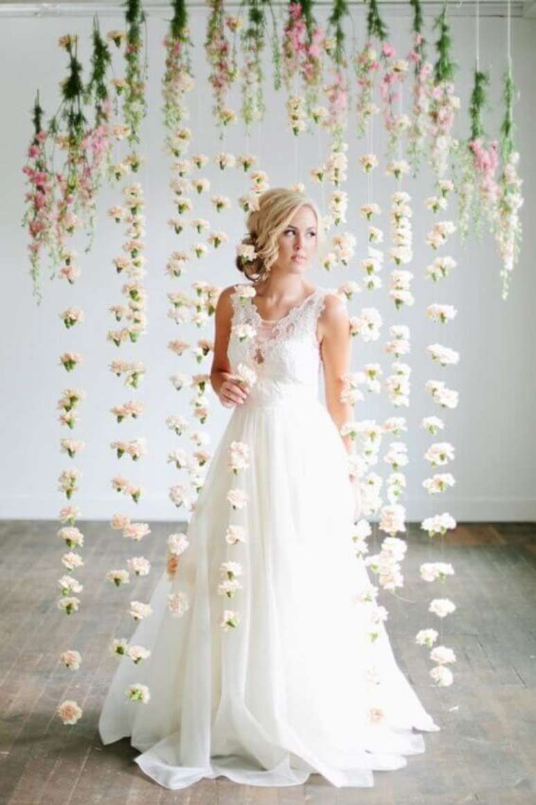 20. Casamento decorado com cortina de flores brancas