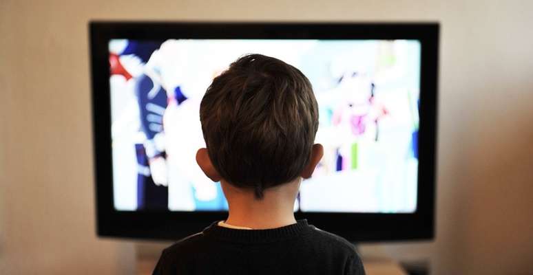 Quase 98% dos lares brasileiros possuem TV, de acordo com o IBGE: o aparelho serve de companhia a milhões de crianças e adolescentes