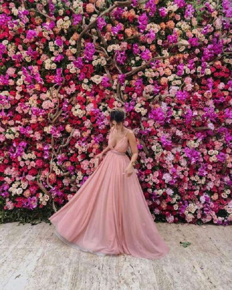 2. Além do painel de flores brancas, o casamento da Marina Ruy Barbosa teve um segundo painel de flores em tonalidades de cor de rosa