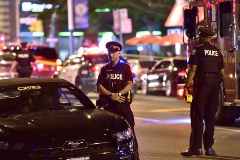 Atirador mata 1 e fere 14 em ataque em Toronto