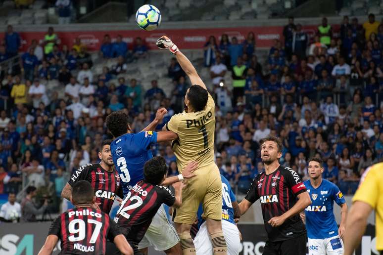 Goleiro Santos afasta a bola da área em jogo polêmico entre Cruzeiro e Atlético-PR, no Mineirão