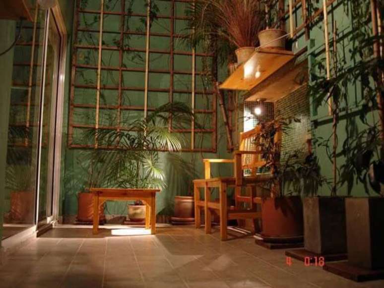 21. Jardins combinam muito com decora&ccedil;&atilde;o de artesanato em madeira. Projeto de Fabiola Ambrosano