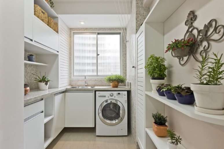 2. Lavanderia organizada com arm&aacute;rios sob medida
