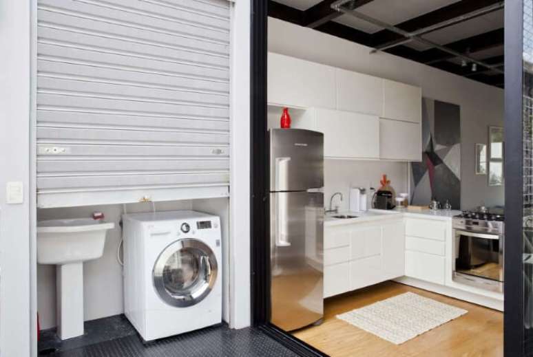 6. Lavanderia organizada escondida com port&atilde;o de a&ccedil;o