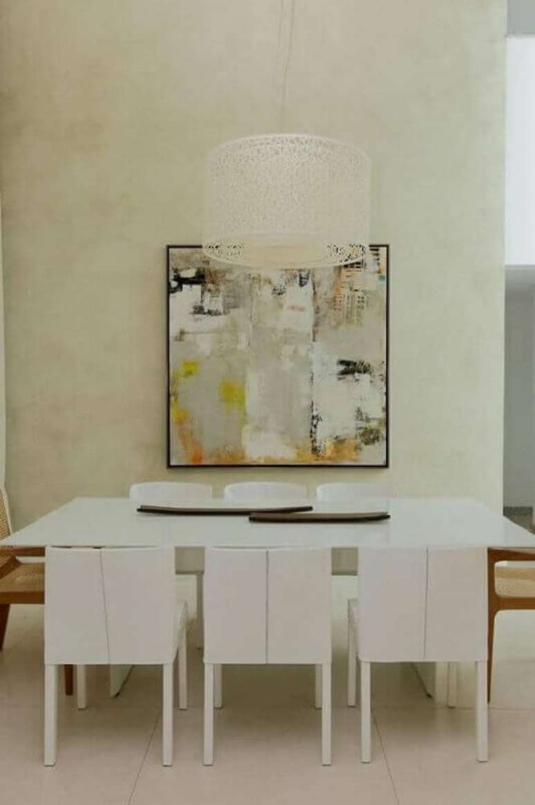 18. Projeto de decoração minimalista com quadro grande para sala de jantar
