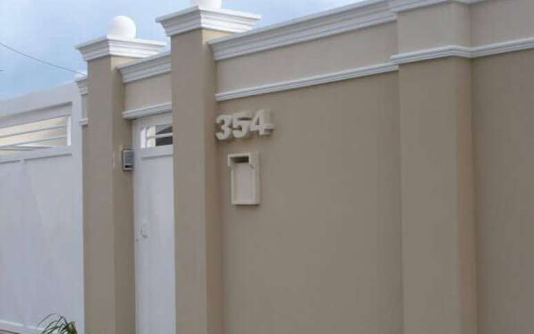 33- Muros de casas modernas podem utilizar molduras em concreto.
