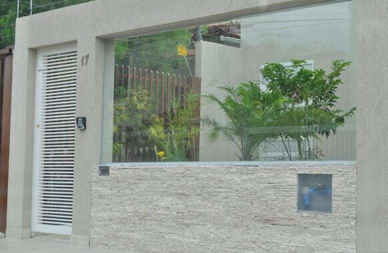 3- Voc&ecirc; pode usar v&aacute;rios acabamentos de frente de casas com muro.