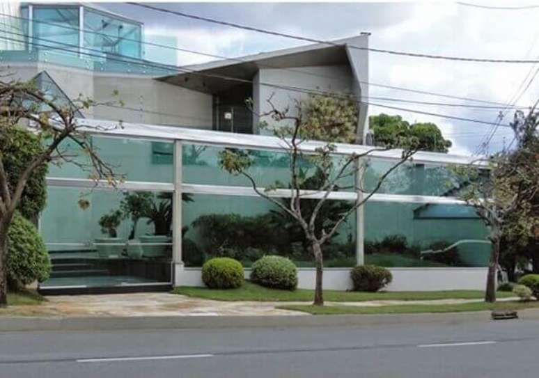 31- Modelo de muro de casa feita em vidro garante seguran&ccedil;a e durabilidade &agrave;s intemp&eacute;ries.