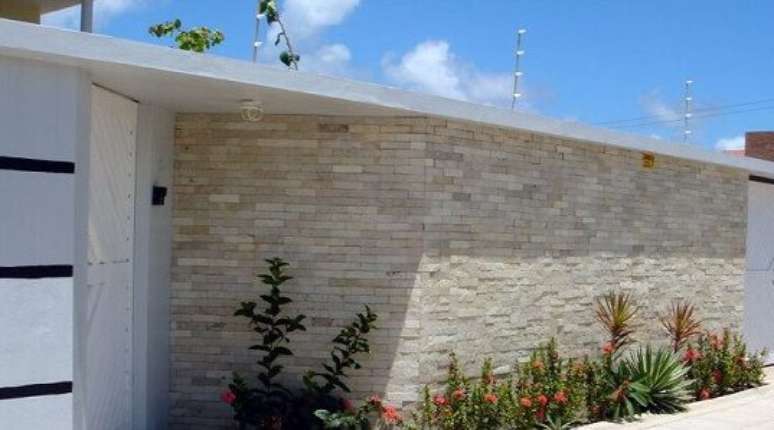 35 &ndash; Muro&nbsp; com recuo e cobertura para entrada social.