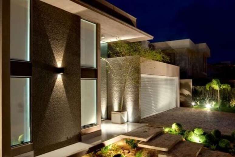 35 – A iluminação é um importante elemento nos muros de casas modernas.