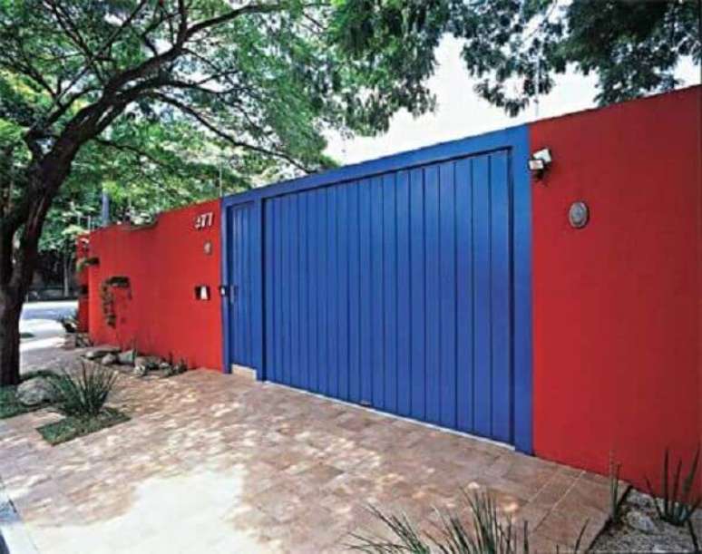 36- Cores quentes e fortes na frente de casas com muro.