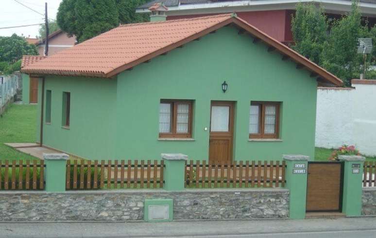 15- Muros baixos com revestimento e cerquinha de madeira criam um clima rom&acirc;ntico.