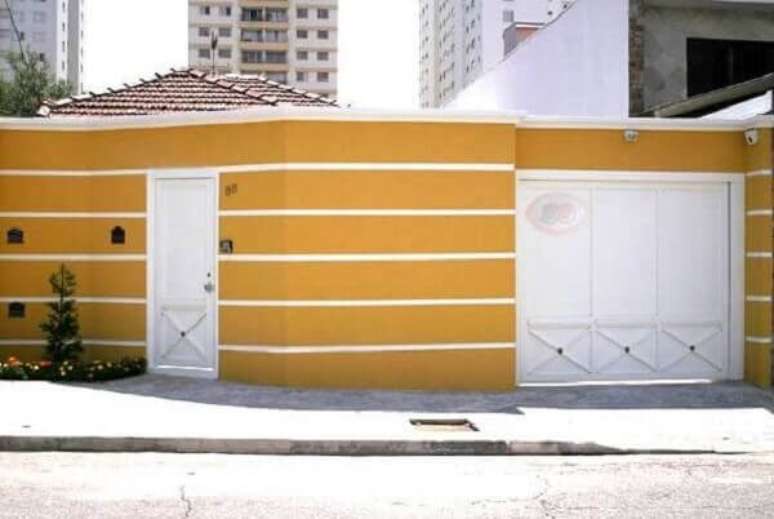 36- Os muros de casas simples podem usar texturas aplicadas na cor ocre.