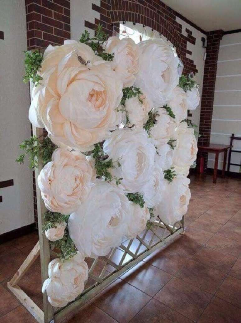 13. O painel com flores gigantes de papel também se tornaram tendência em decoração para festas