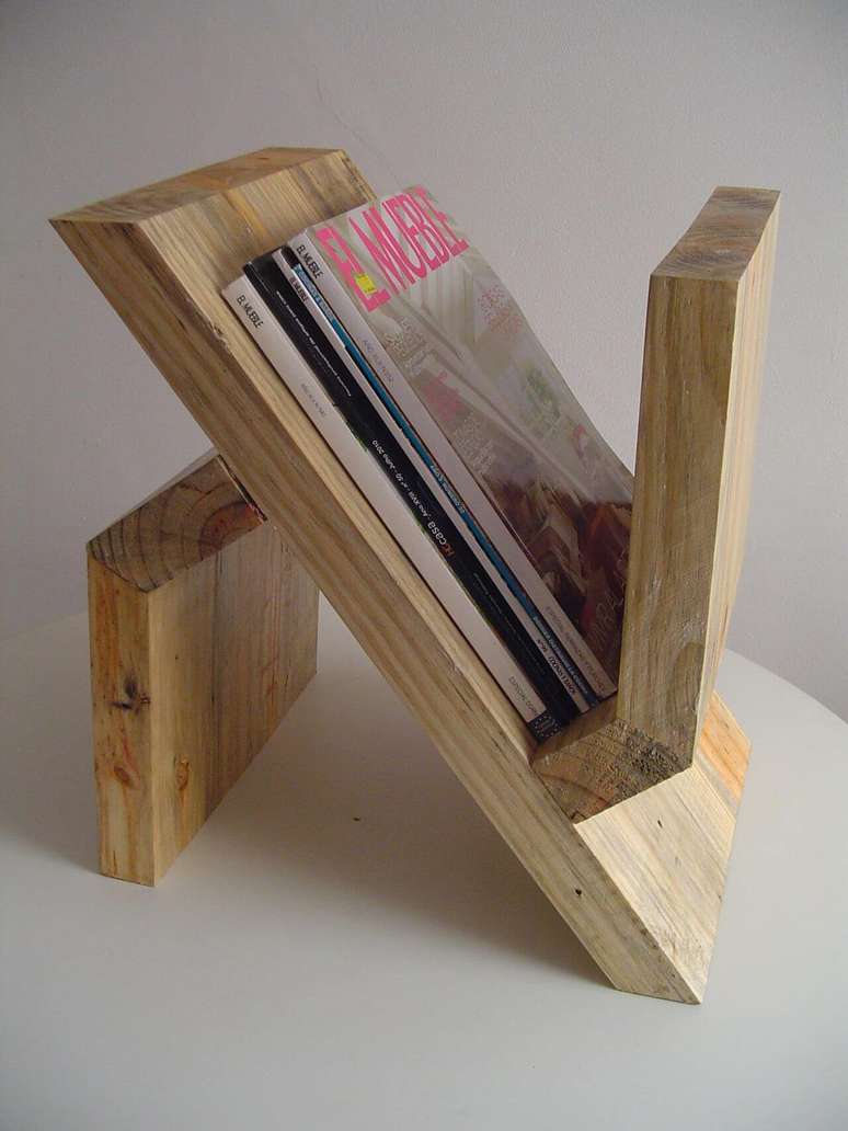 25. Simples e belo, este porta-revistas é um artesanato em madeira de reflorestamento. Projeto de Luiza Altman