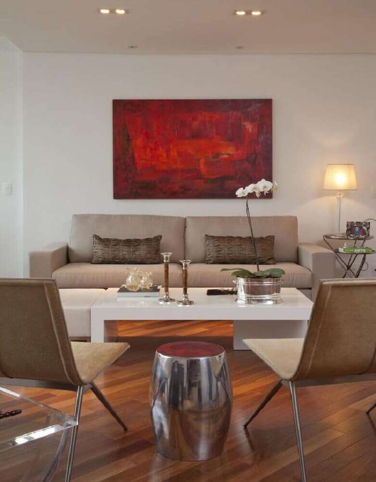29. Invista em modelos coloridos de quadros grandes para sala de estar decorada com cores claras e neutras como o bege