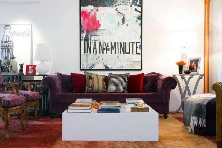41. Decoração colorida com quadros grandes para sala de estar