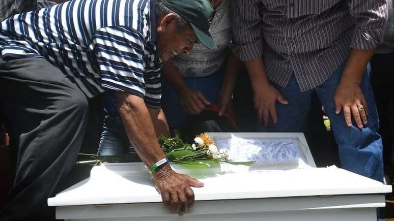 Parentes choram pela morte de Teiler Lorio, de 15 meses; há dados divergentes sobre mortes na Nicarágua