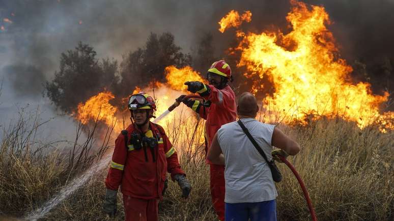 O corpo de bombeiros da Grécia foi reforçado por equipes da Itália, Alemanha, Polônia e França