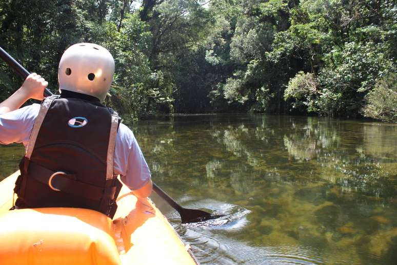 Rio Itatinga é o coração do parque. É possível curtir a transparência de suas águas calmas em um passeio de caiaque inflável