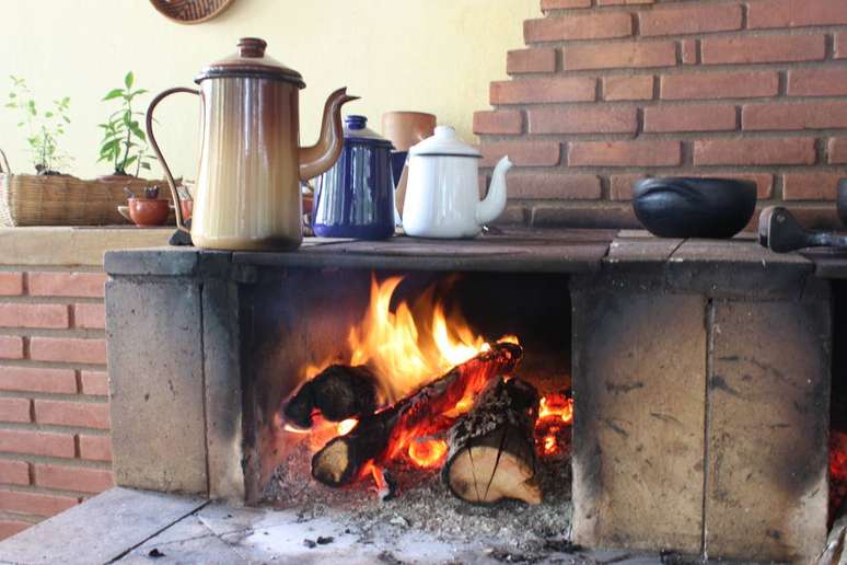 No centro de visitantes, bules esmaltados de café sobre o fogão de lenha dão as boavindas