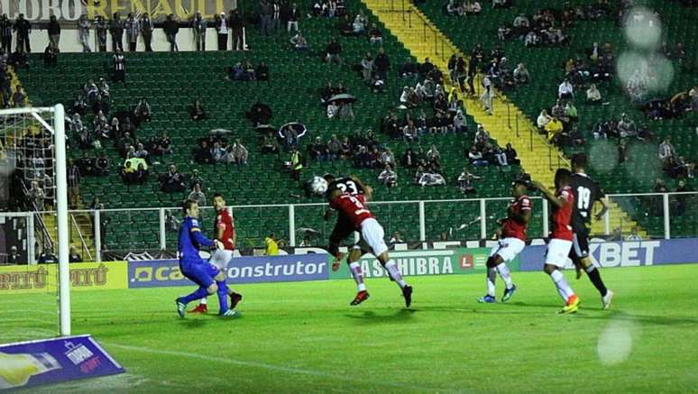 Patrick faz o segundo gol do Figueirense