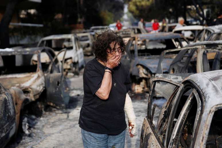 Mulher tenta encontrar seu cachorro após incêndio em Mati, perto de Atenas 24/07/2018 REUTERS/Costas Baltas