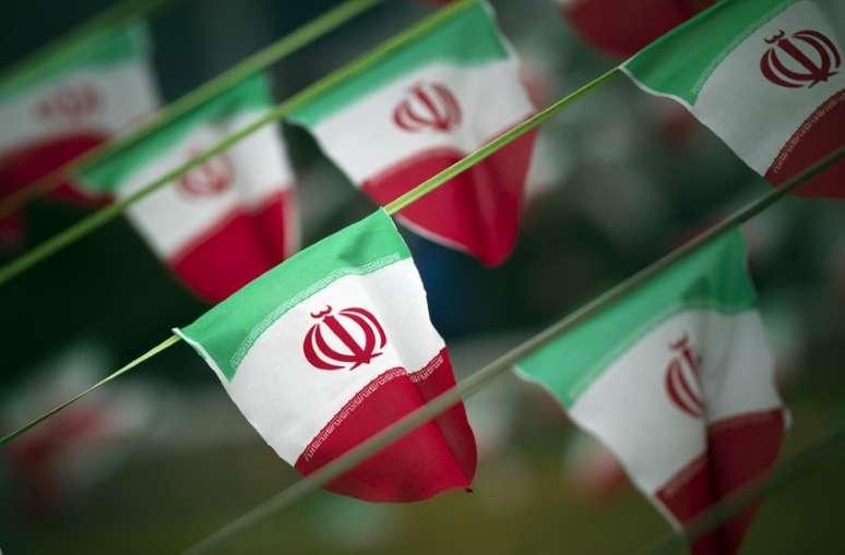 Bandeiras do Irã Teerã 10/02/2012 REUTERS/Morteza Nikoubazl