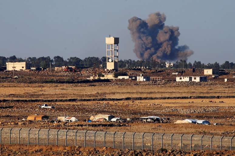 Fumaça vista após explosão no lado sírio da fronteira entre Síria e Israel 23/07/2018 REUTERS/Ronen Zvulun