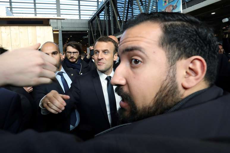 Presidente francês, Emmanuel Macron, cercado por seguranças, incluindo Alexandre Benalla, em Paris 24/02/2018 Ludovic Marin/Pool via Reuters