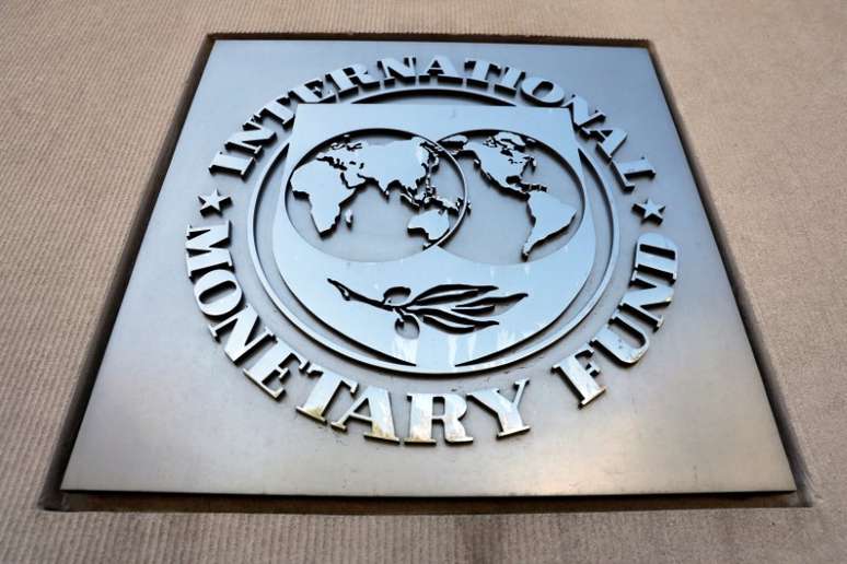 As ideias dos economistas neoliberais tiveram grande influência sobre o Fundo Monetário Internacional (FMI) e o Banco Mundial nos anos 1980 e foram postas em práticas em muitos países pobres