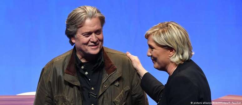 Steve Bannon e Marine Le Pen durante encontro, em março. Ex-estrategista de Trump afirmou que ideia de lançar fundação ocorreu após encontro com a política francesa.