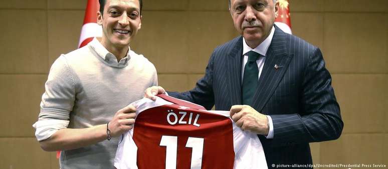 Özil posa para foto ao lado de Erdogan, em Londres