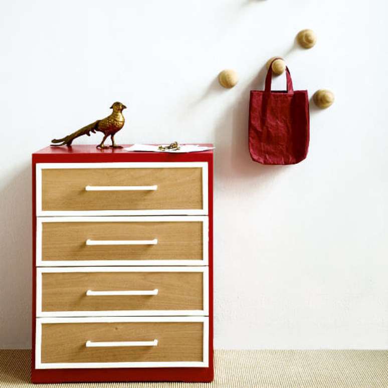 30. Esse gaveteiro vermelho com gavetas de madeira mistura modernidade e rusticidade