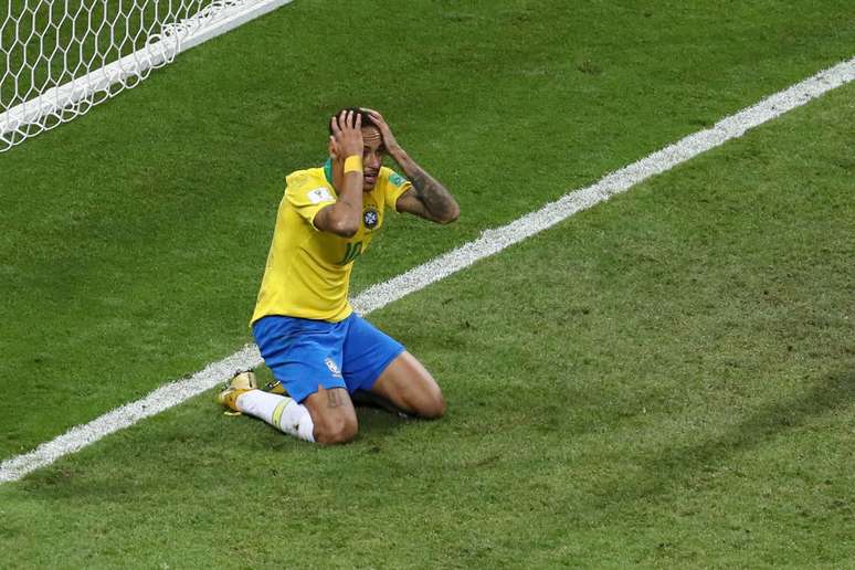 Neymar se ajoelha em lamento no jogo contra a Bélgica, nas quartas de final da Copa do Mundo