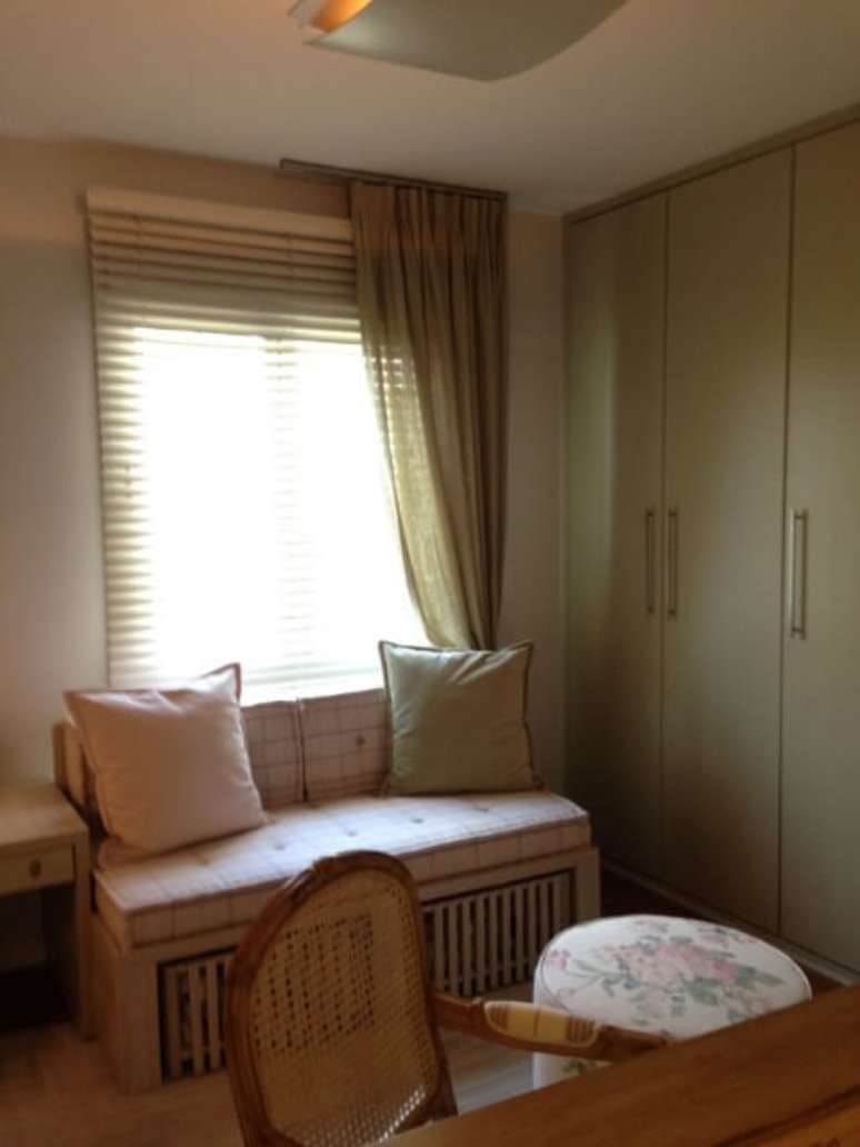 20. Home office com puff redondo florido combinando com os tons pastel da decora&ccedil;&atilde;o. Projeto de Susana Requi&atilde;o