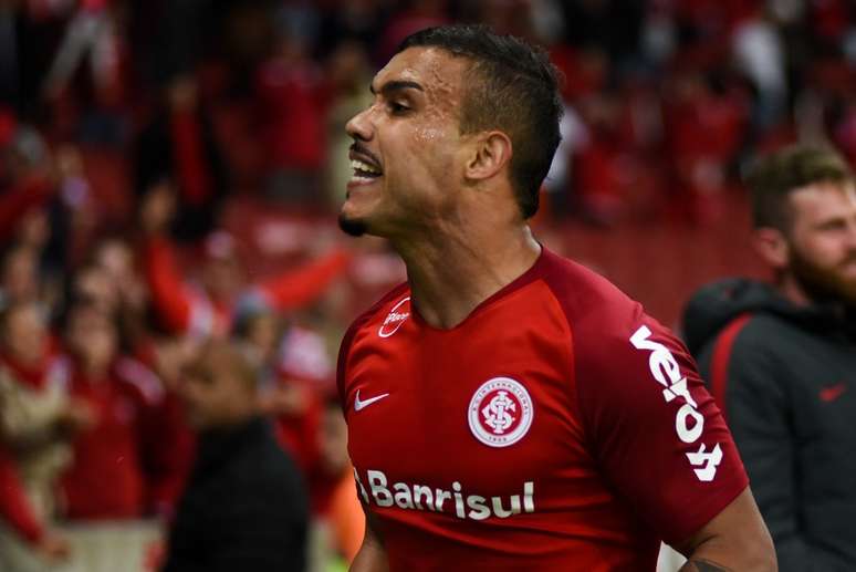 Pottker comemora gol do Internacional sobre o Ceará