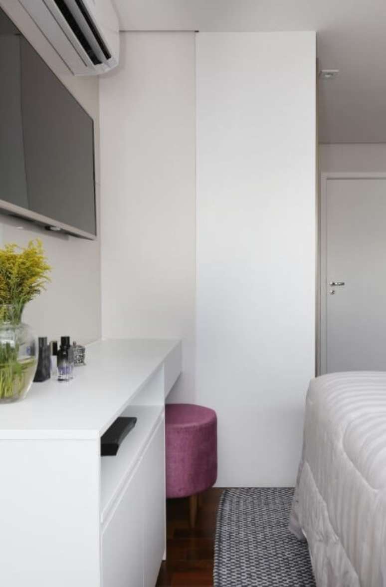 26. Quarto branco com puff redondo rosa. Projeto de SP Est&uacute;dio