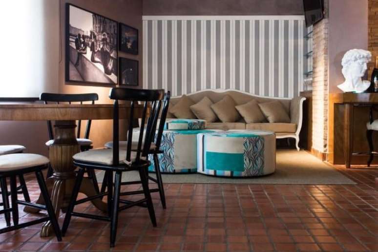 30. Sala discreta com puffs redondos coloridos. Projeto de Oleg&aacute;rio de S&aacute;