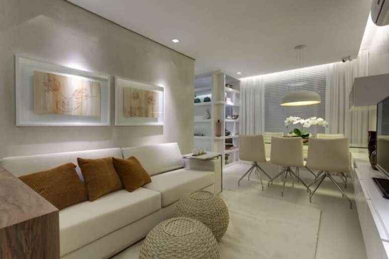 32. Sala de estar com puffs redondos pequenos de ratam. Projeto de Renata Basques